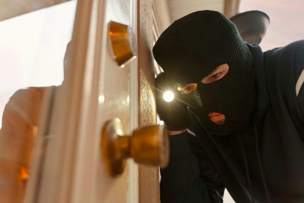 Case aperte a Natale: gli errori comuni che facilitano l’ingresso ai ladri senza difficoltà