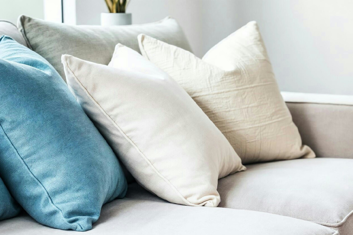 Come pulire a fondo i cuscini per mantenere la casa fresca e salubre in ogni ambiente