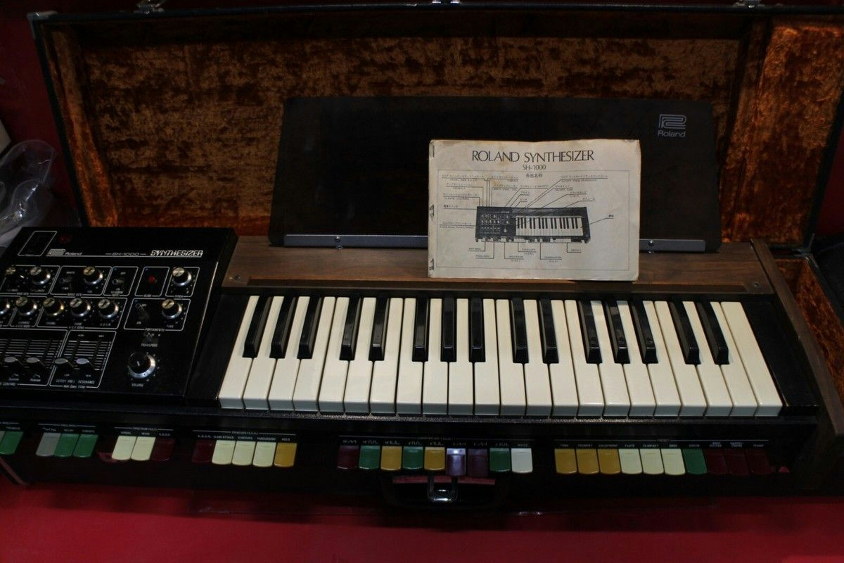 Il fascino eterno dei sintetizzatori vintage: come Moog e Roland dominano ancora il mercato musicale