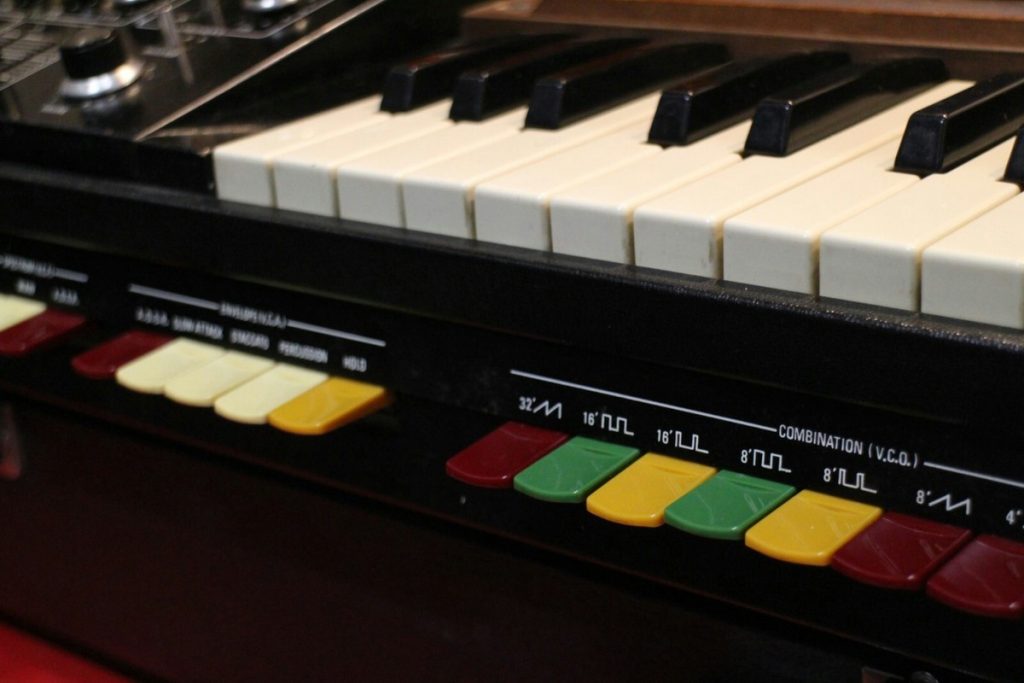 Il fascino eterno dei sintetizzatori vintage: come Moog e Roland dominano ancora il mercato musicale