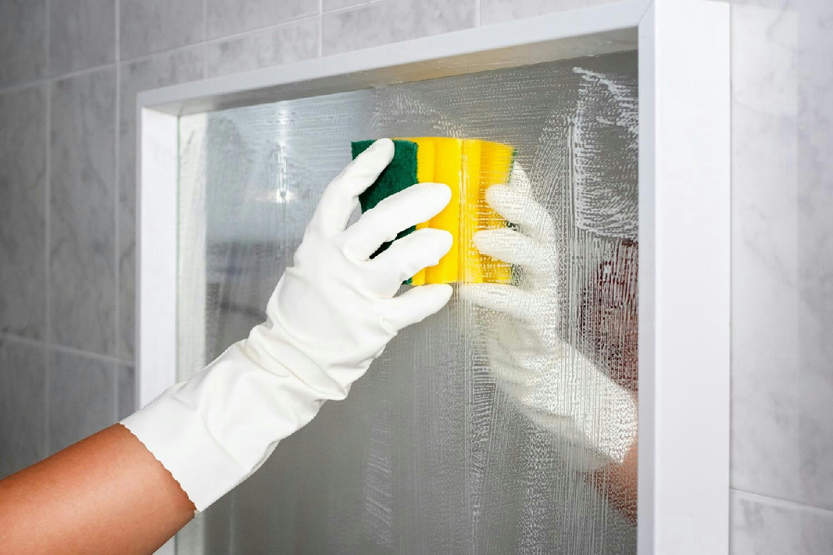 Molti puliscono le pareti della doccia, ma pochi applicano il segreto per farle brillare come in hotel