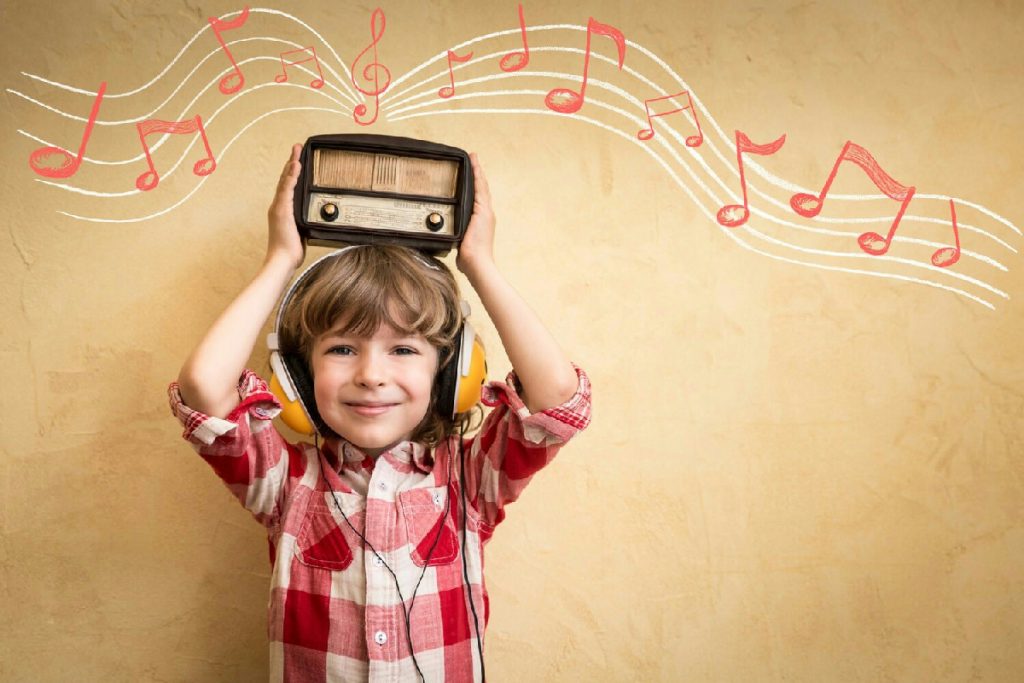 La musica nell’infanzia favorisce lo sviluppo: benefici per mente, emozioni e apprendimento