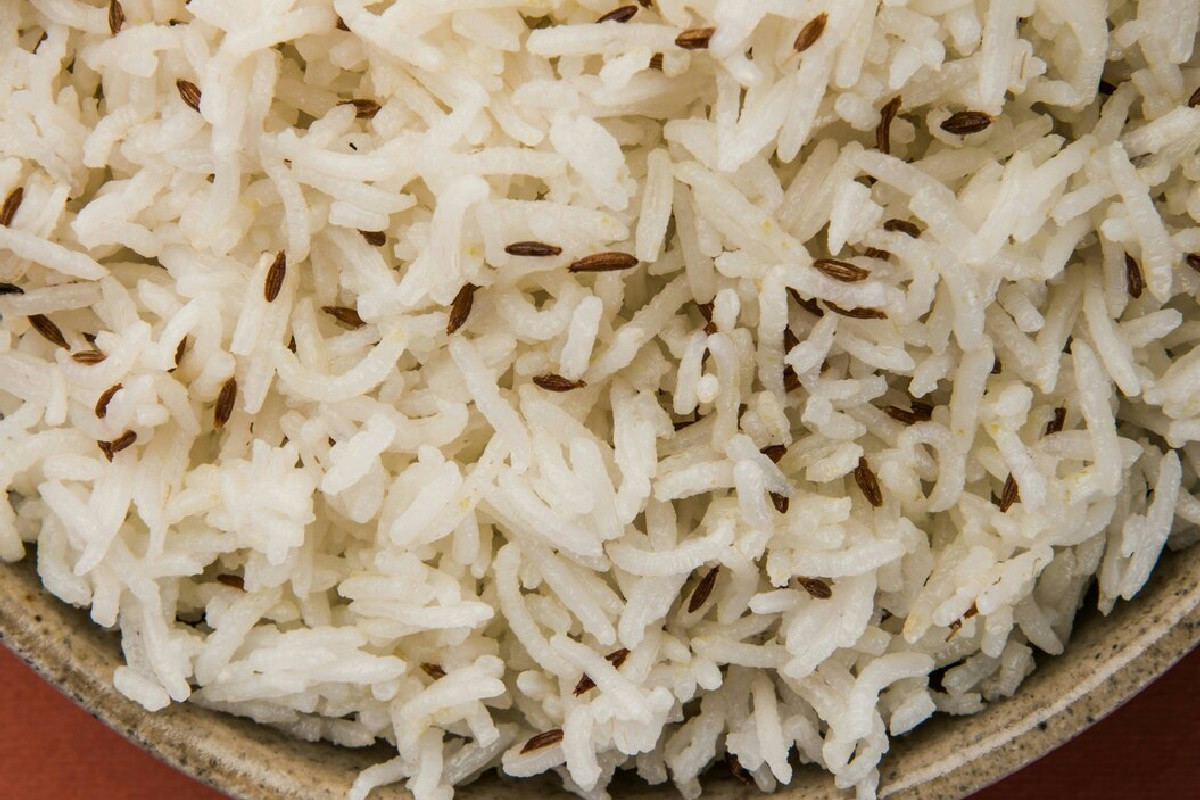 Riscaldare il riso nel microonde: quali sono i rischi per la salute da questa pratica comune