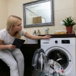 Segnale nella lavatrice: come capire quando muffa e residui neri richiedono una pulizia urgente