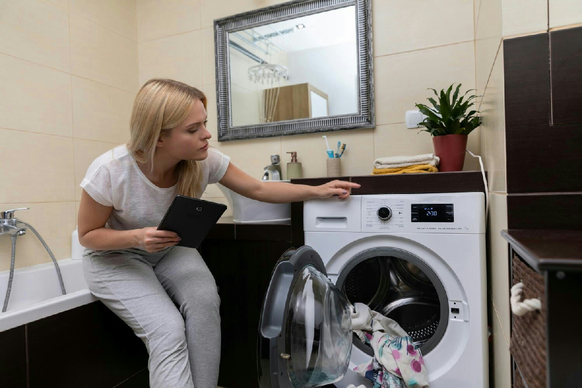 Segnale nella lavatrice: come capire quando muffa e residui neri richiedono una pulizia urgente