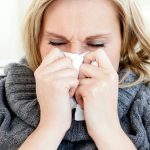 Spingere troppo nel soffiarsi il naso può compromettere udito e seni nasali, ecco perché evitarlo