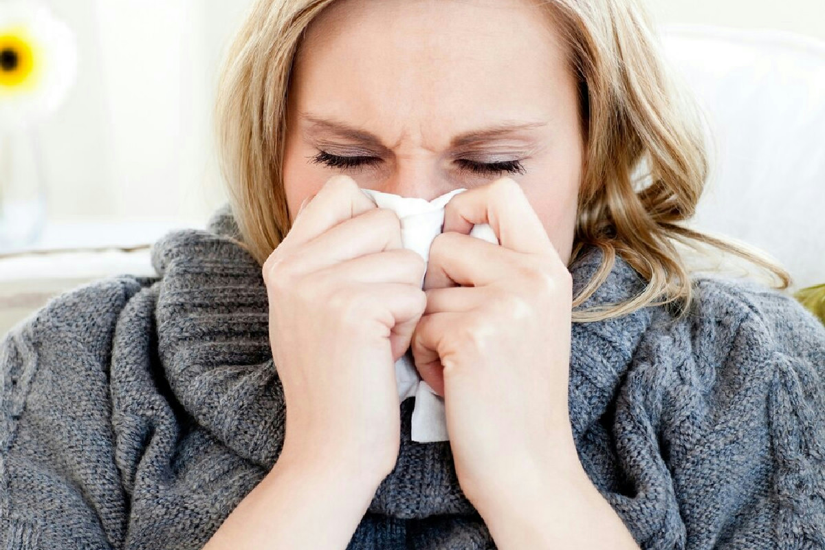 Spingere troppo nel soffiarsi il naso può compromettere udito e seni nasali, ecco perché evitarlo