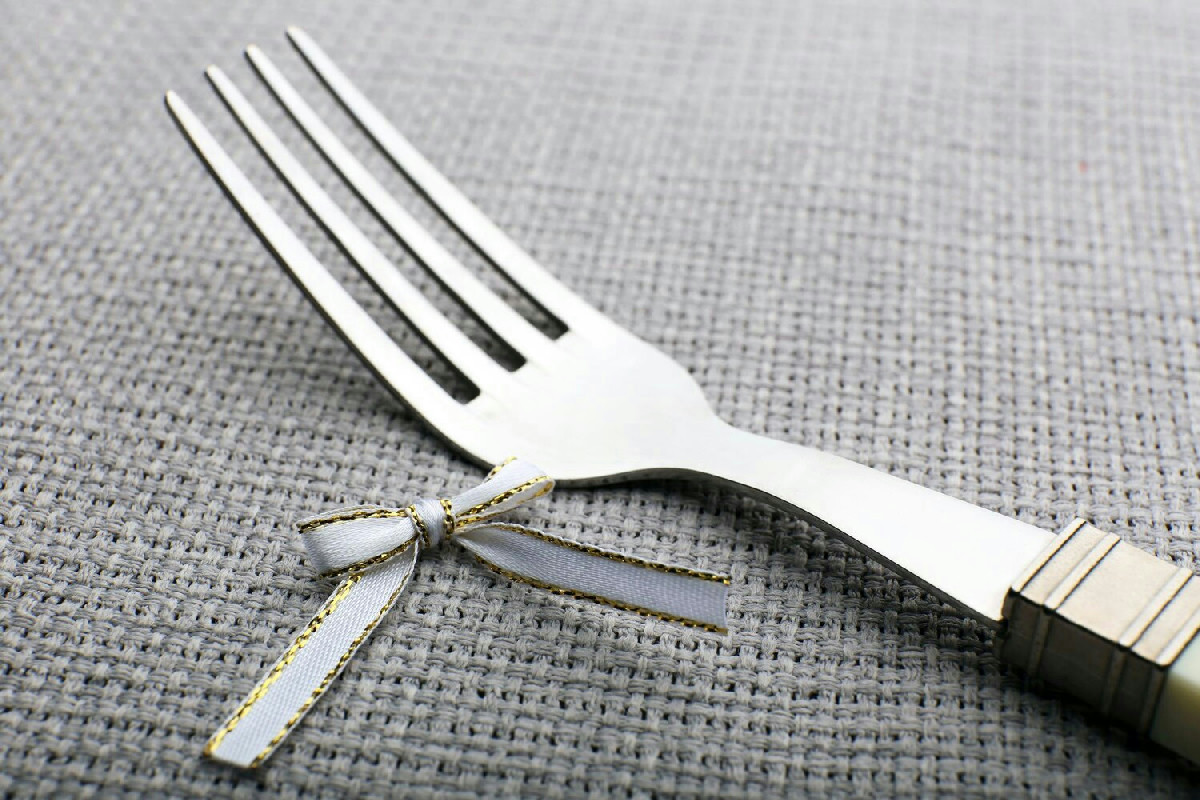 Tavola impeccabile in pochi passi: consigli essenziali per posate perfette ed eleganza garantita