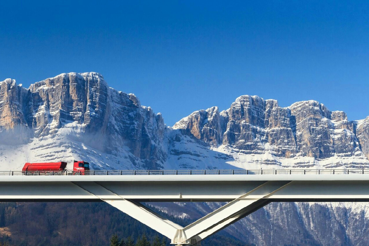 Il treno lento a 36 km/h offre paesaggi spettacolari che nessuna corsa veloce potrà mai eguagliare