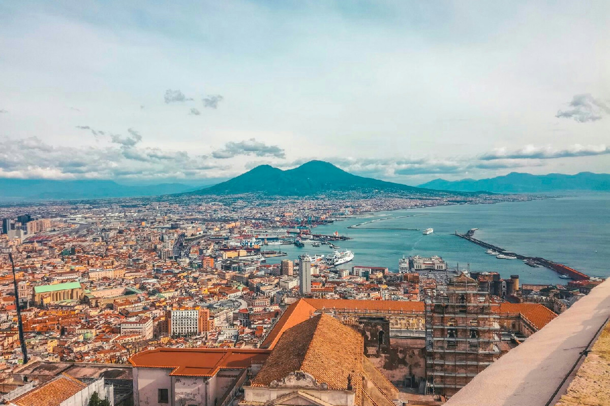 I vulcanologi lavorano, ma pochi conoscono cosa cambia davvero sotto i Campi Flegrei in questo momento
